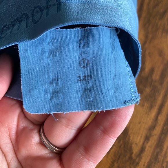 Lululemon Sz 32D Fine Form Sports Bra Med Support Adjustable Convertible in teal - Picture 5 of 5